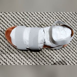 Amazon Essentials womens Women's Strappy Elastic Sandal